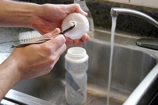 نکته بهداشتی: پاک کردن بطری آب قابل استفاده مجدد