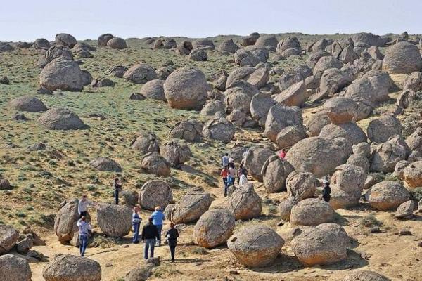 آشنایی با دره توپ های سنگی در قزاقستان