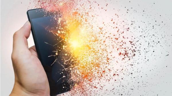 انفجار باتری موبایل هنگام تعمیر